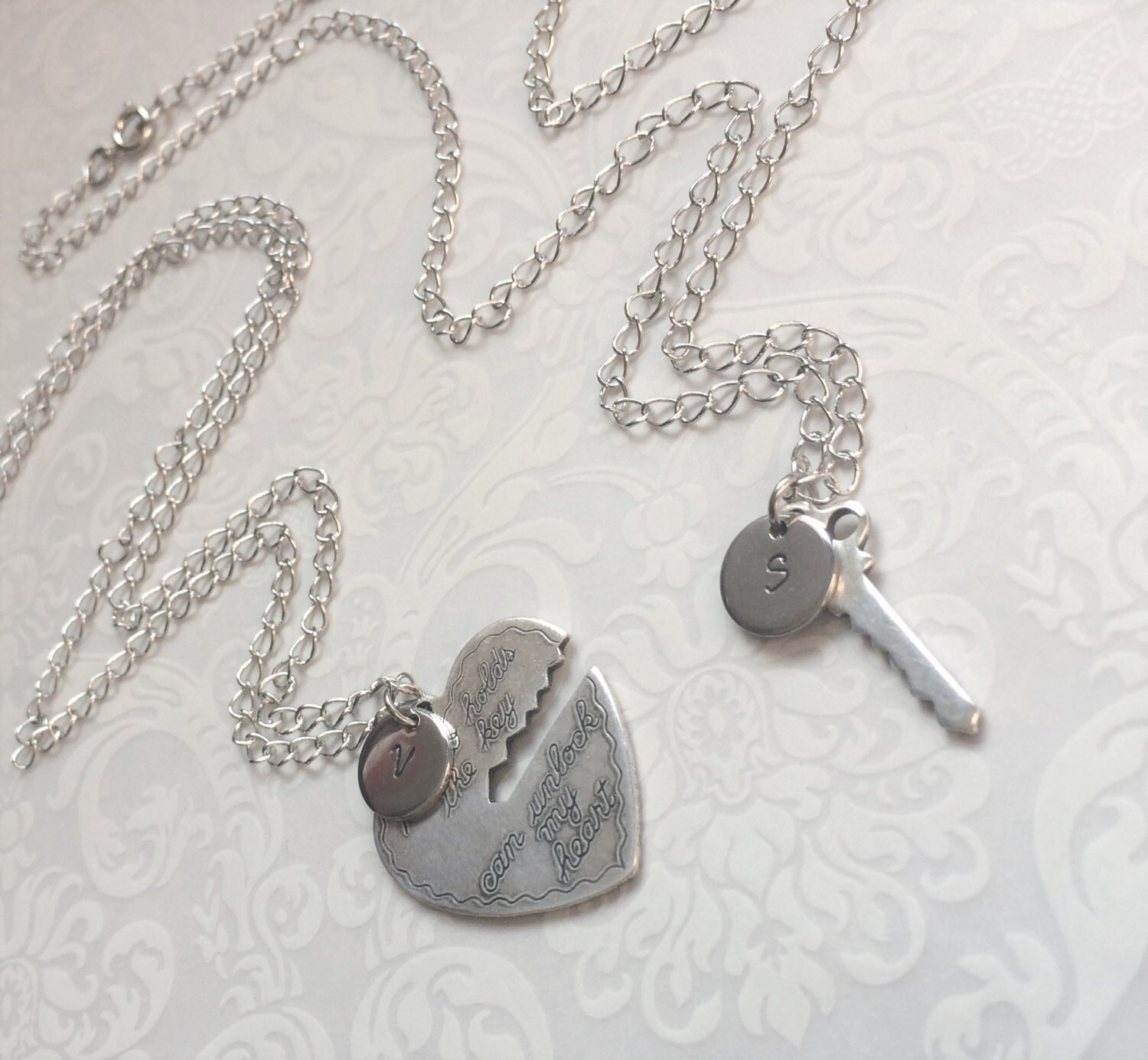 Personalisierte Paar Halskette-Herz Schlüssel Halskette, Er, Der Die Halskette Hält, Paare Schmuck, Anfangs Schmuck Geschenk von RevelleRoseJewelry