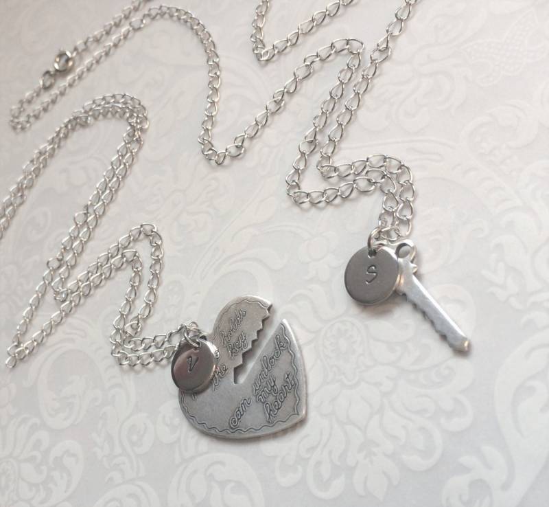 Personalisierte Paar Halskette-Herz Schlüssel Halskette, Er, Der Die Halskette Hält, Paare Schmuck, Anfangs Schmuck Geschenk von RevelleRoseJewelry