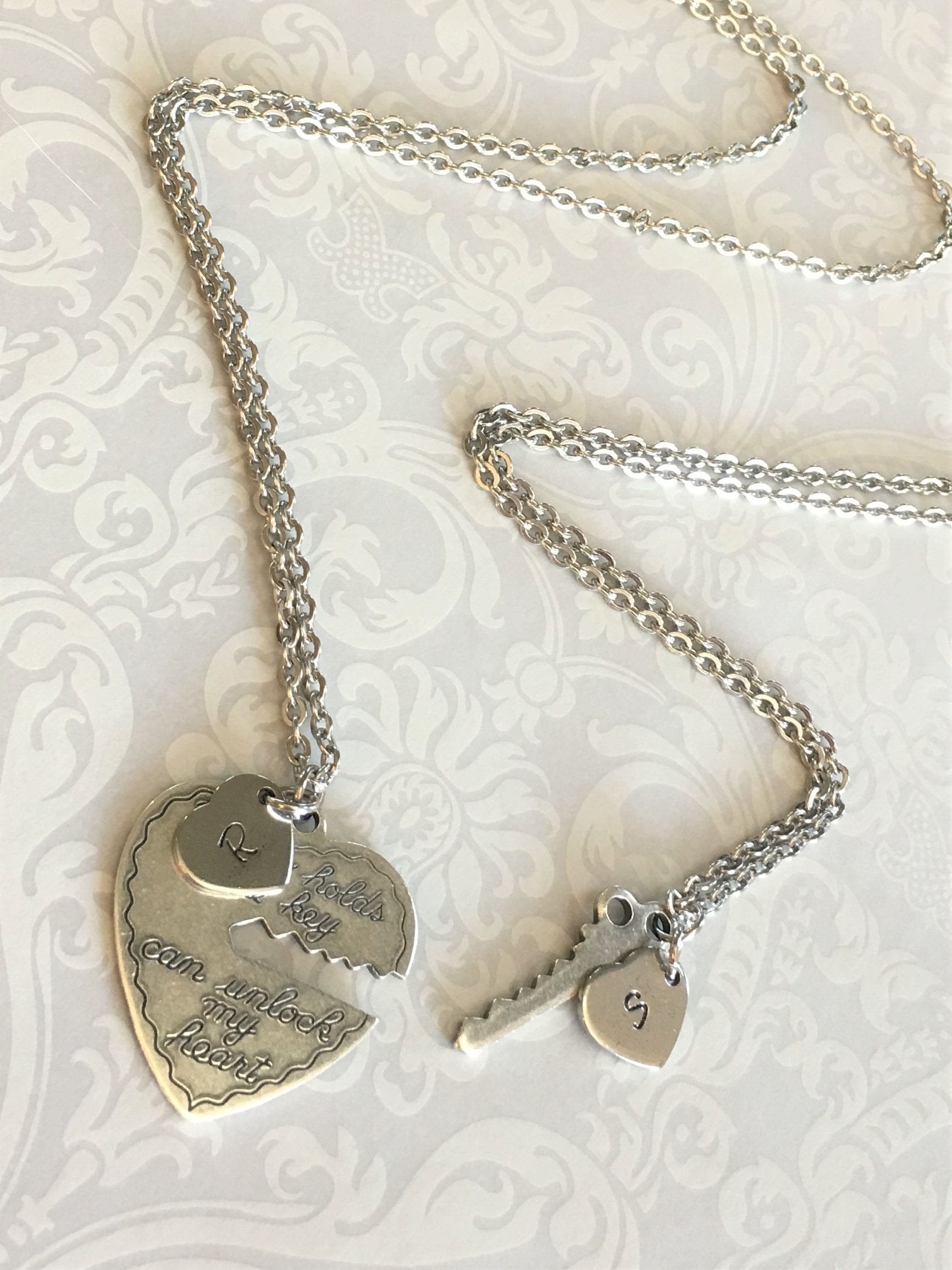 Personalisierte Paare Halskette - His Hers Halskette Set, Freund Freundin Halskette, Pärchen Schmuck, Handgestempeltes Herz Initialen, Silber Set von RevelleRoseJewelry