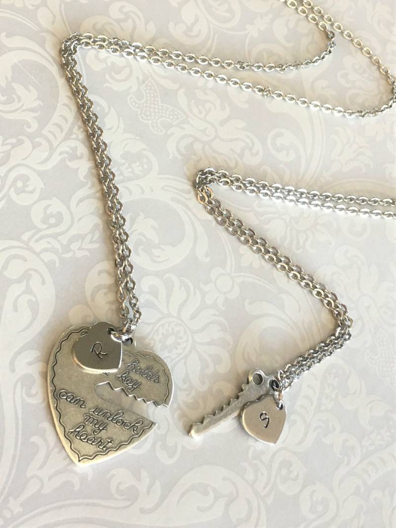Personalisierte Paare Halskette - His Hers Halskette Set, Freund Freundin Halskette, Pärchen Schmuck, Handgestempeltes Herz Initialen, Silber Set von RevelleRoseJewelry