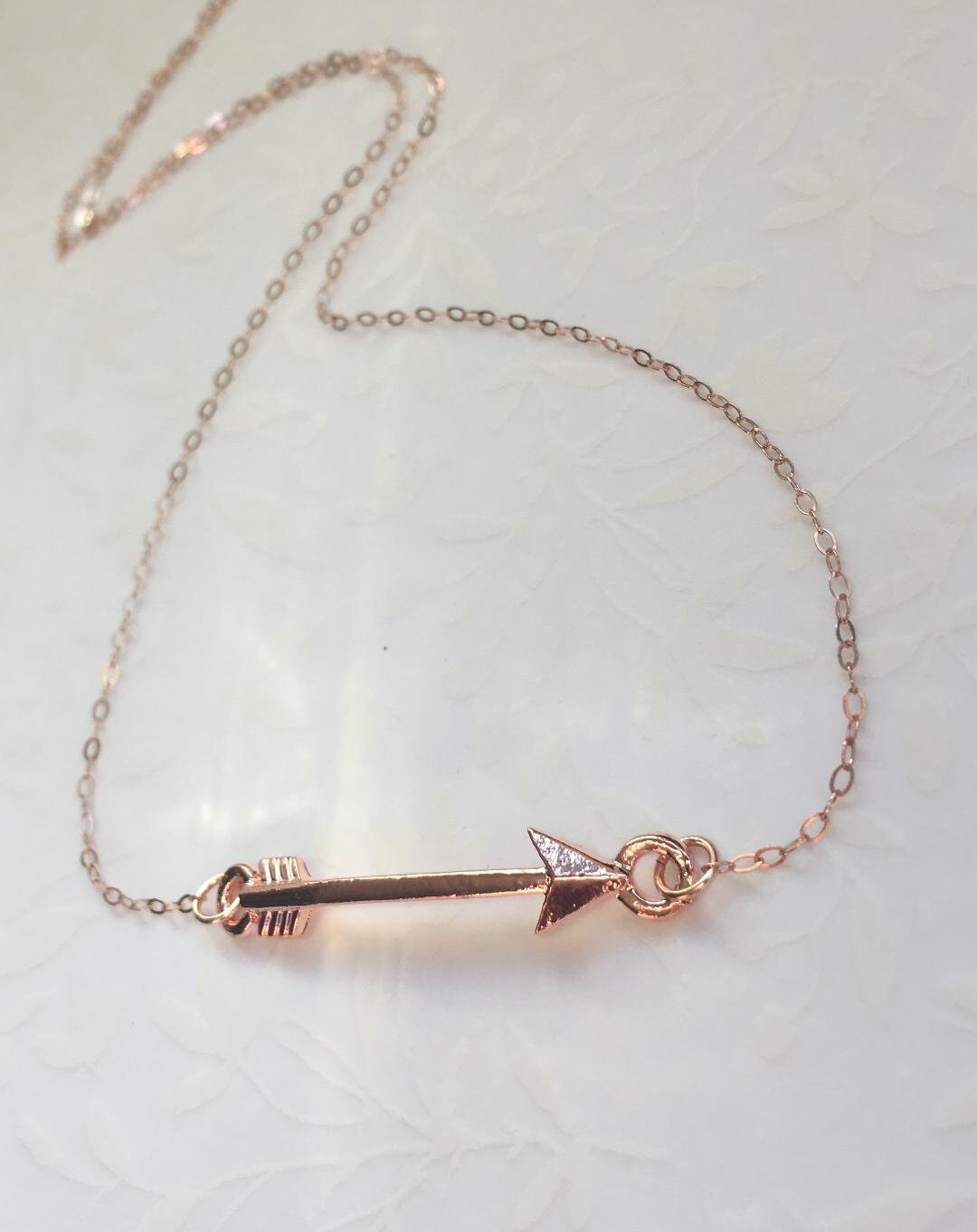 Pfeil Halskette-Rose Gold Schmuck, Rose Halskette, Sideways Pfeil Pfeil, Liebe Schichtung Geschenk von RevelleRoseJewelry