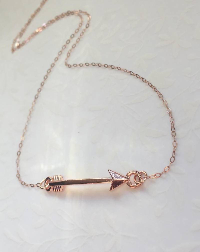 Pfeil Halskette-Rose Gold Schmuck, Rose Halskette, Sideways Pfeil Pfeil, Liebe Schichtung Geschenk von RevelleRoseJewelry