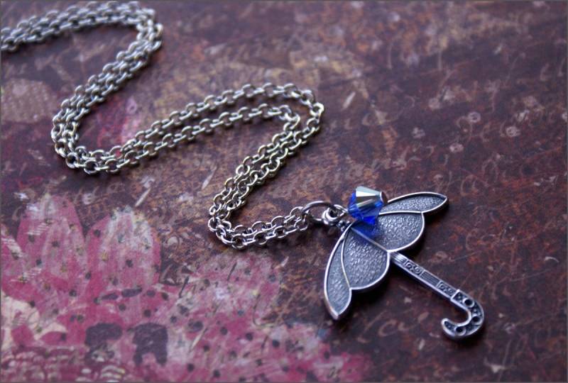 Regenschirm Anhänger Halskette - Blau Swarovoski Crystal Antik, Vintage Sterling Silber Ox Glanz Ziemlich "Rainy Day" Von Revellerosejewelry von RevelleRoseJewelry