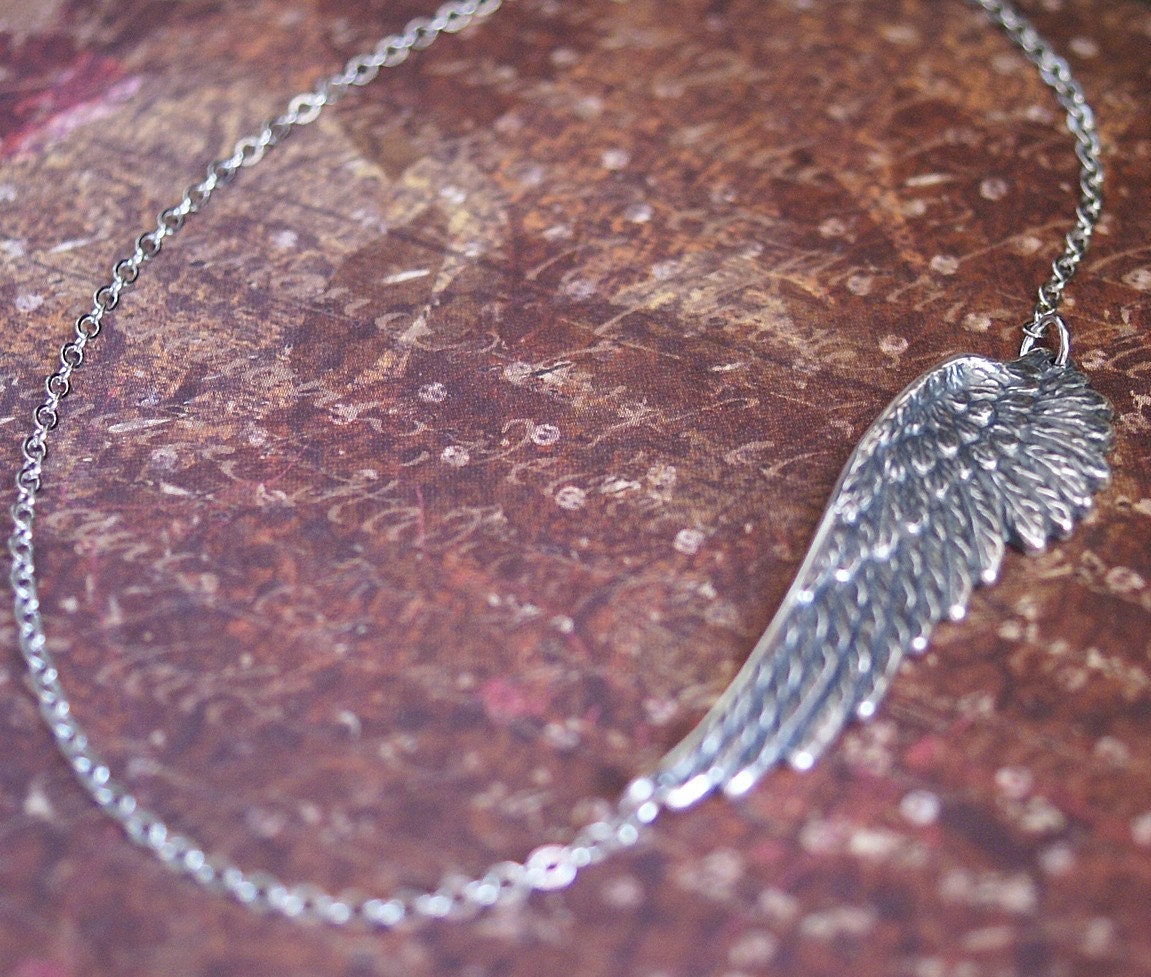 Seitlich Engelsflügel Halskette -Off Centered Herrlicher Anhänger - Perfekte Freundin, Schwester, Tochter, Mutter Geschenk "Inspire Me' von RevelleRoseJewelry