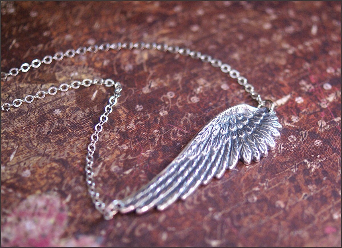 Sideways Engelsflügel Halskette -Zentrierter Herrlicher Anhänger - Perfektes Mutter-, Tochter-, Schwester-, Freund-Geschenk "Inspiration' Von von RevelleRoseJewelry