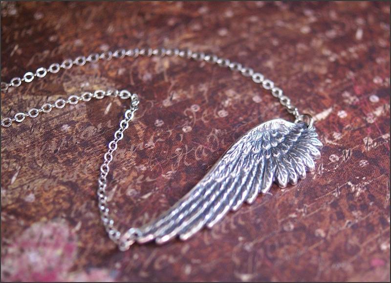 Sideways Engelsflügel Halskette -Zentrierter Herrlicher Anhänger - Perfektes Mutter-, Tochter-, Schwester-, Freund-Geschenk "Inspiration' Von von RevelleRoseJewelry