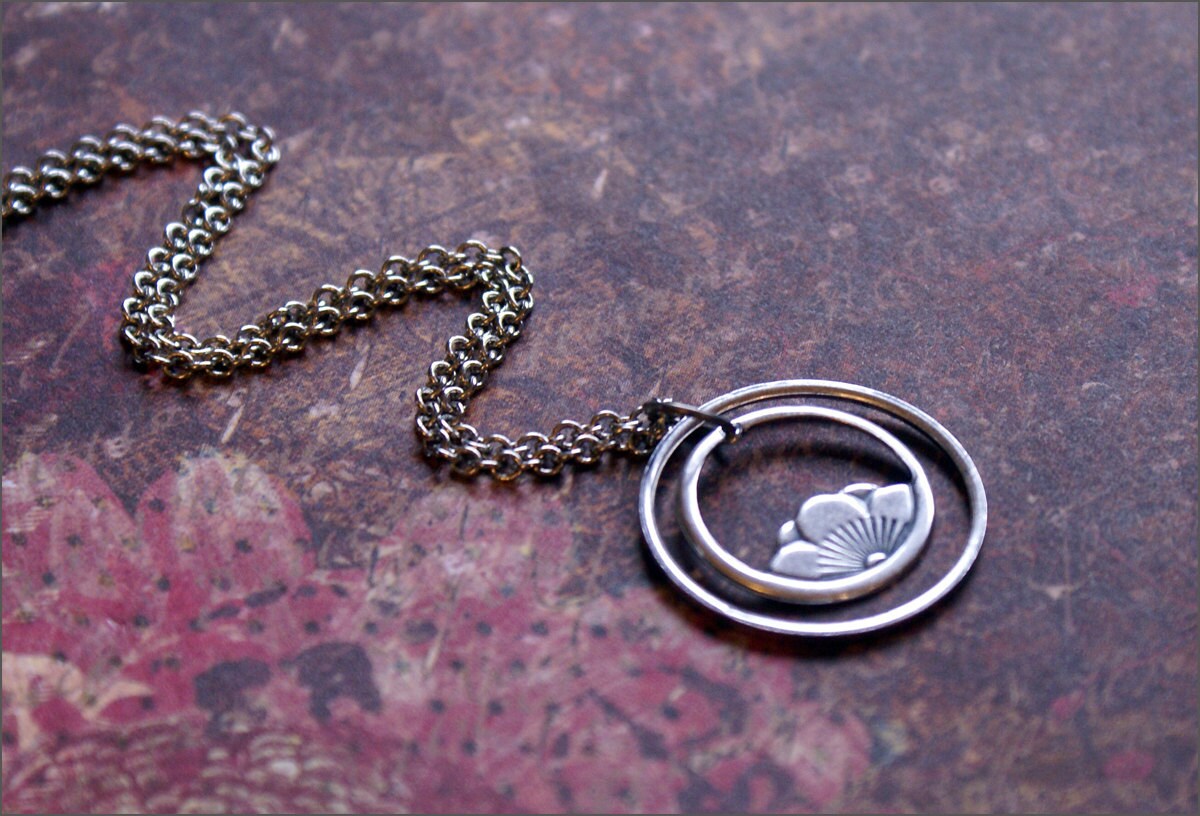 Silber Blumen Halskette -Lotus Anhänger-Glück, Neue Anfänge, Perfekte Geschenk Schwester, Frau, Mutter, Freund Jeden Tag Schmuck von RevelleRoseJewelry