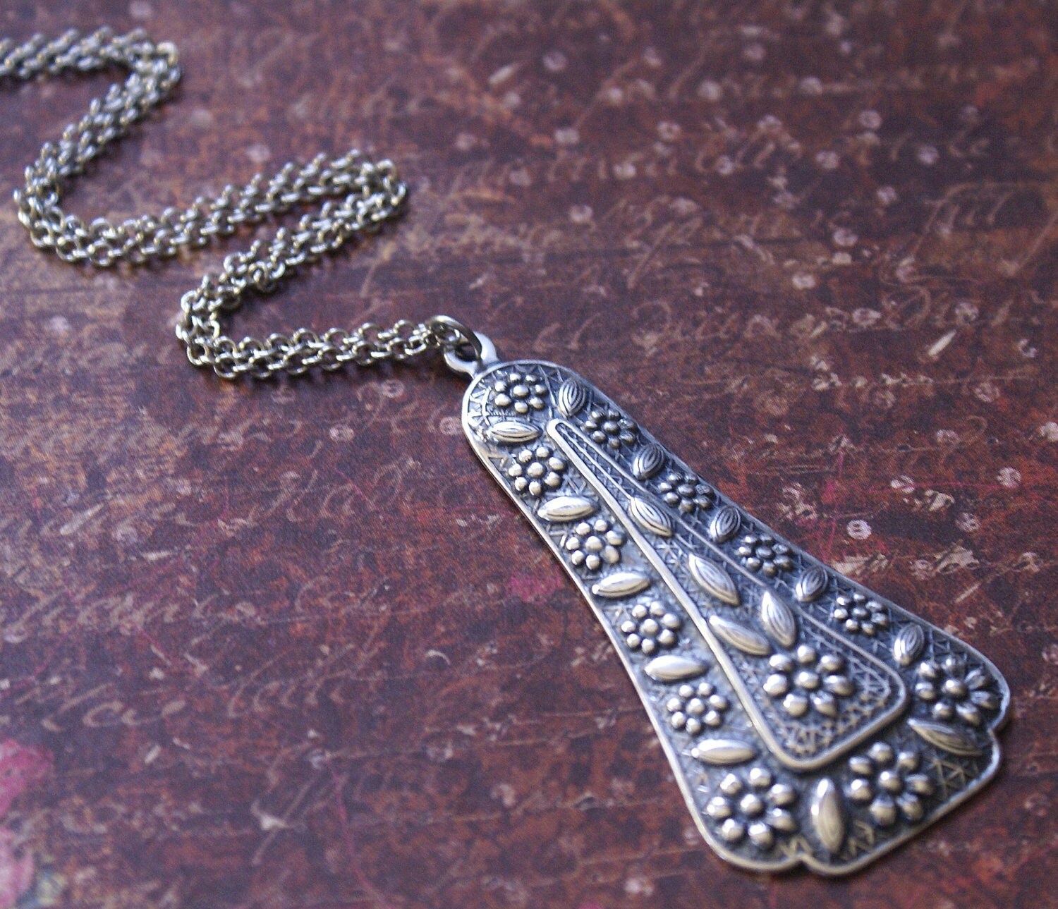 Silber Halskette Große Detaillierte Anhänger Antik Stil 30-Zoll-Kette Von Revellerosejewelry von RevelleRoseJewelry