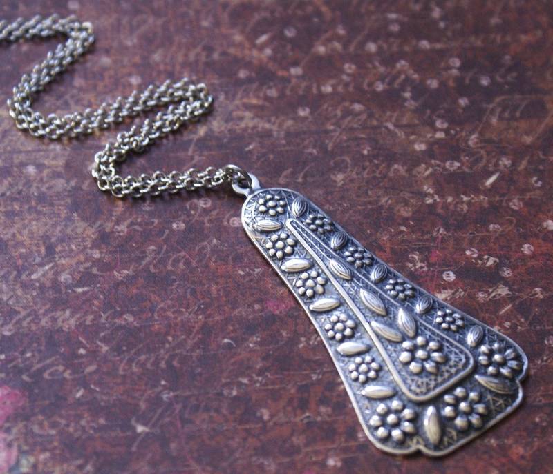 Silber Halskette Große Detaillierte Anhänger Antik Stil 30-Zoll-Kette Von Revellerosejewelry von RevelleRoseJewelry