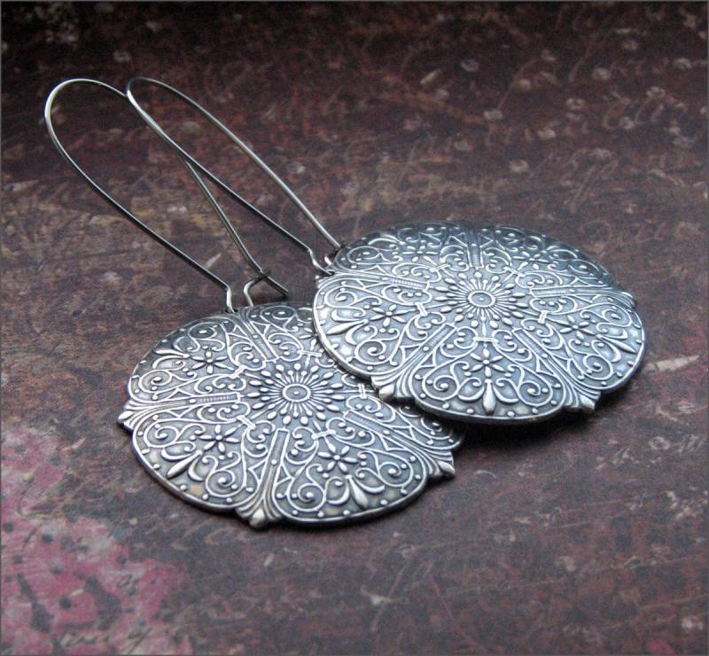 Silber Kreis Ohrringe -Detailed Verzierte Anhänger Baumeln Ohrringe-Medaillon Anhänger. Spaß. Schicker Style Von Revellerosejewelry von RevelleRoseJewelry