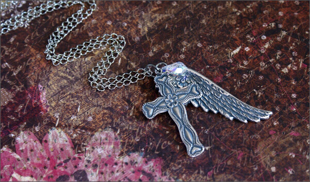 Silber Kreuz Engel Flügel Halskette -Swarovoski Kristall Akzent, Anhänger Schmuck, Religiöser Glaube Halskette, Detailliertes von RevelleRoseJewelry