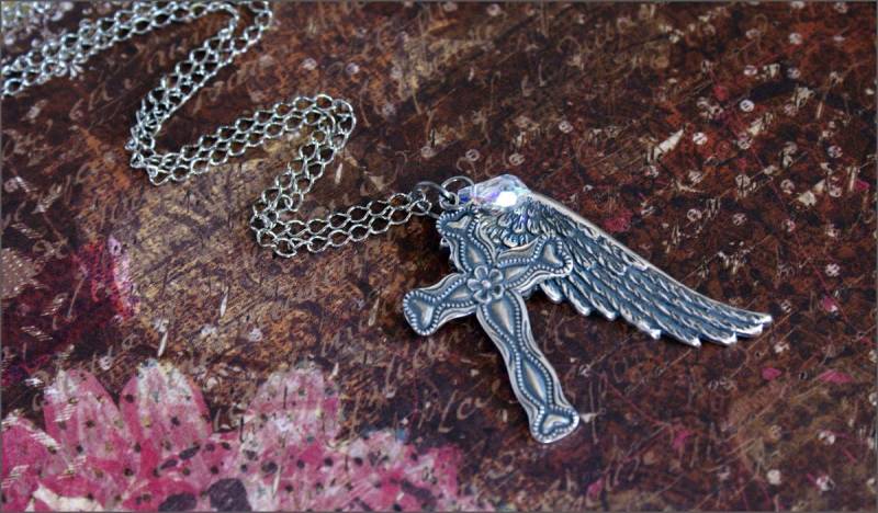 Silber Kreuz Engel Flügel Halskette -Swarovoski Kristall Akzent, Anhänger Schmuck, Religiöser Glaube Halskette, Detailliertes von RevelleRoseJewelry