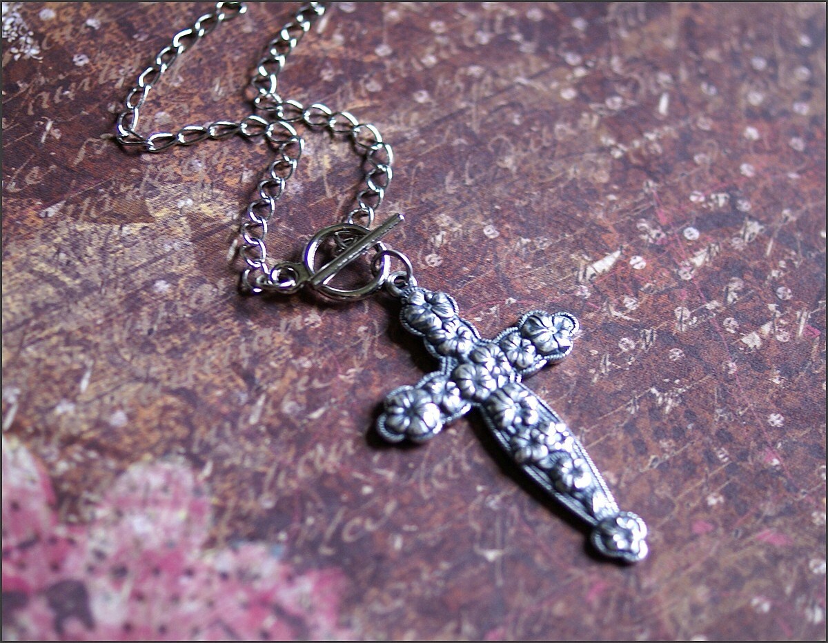 Silber Kreuz Halskette-Detaillierte Floral Cross - Chic, Vordere Toggle Verschluss, Pretty, Schwester, Mutter, Frau, Freund, Sinnvolle Geschenk von RevelleRoseJewelry