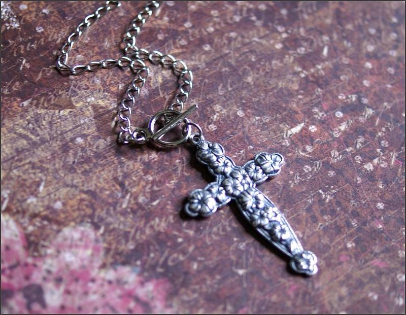 Silber Kreuz Halskette-Detaillierte Floral Cross - Chic, Vordere Toggle Verschluss, Pretty, Schwester, Mutter, Frau, Freund, Sinnvolle Geschenk von RevelleRoseJewelry