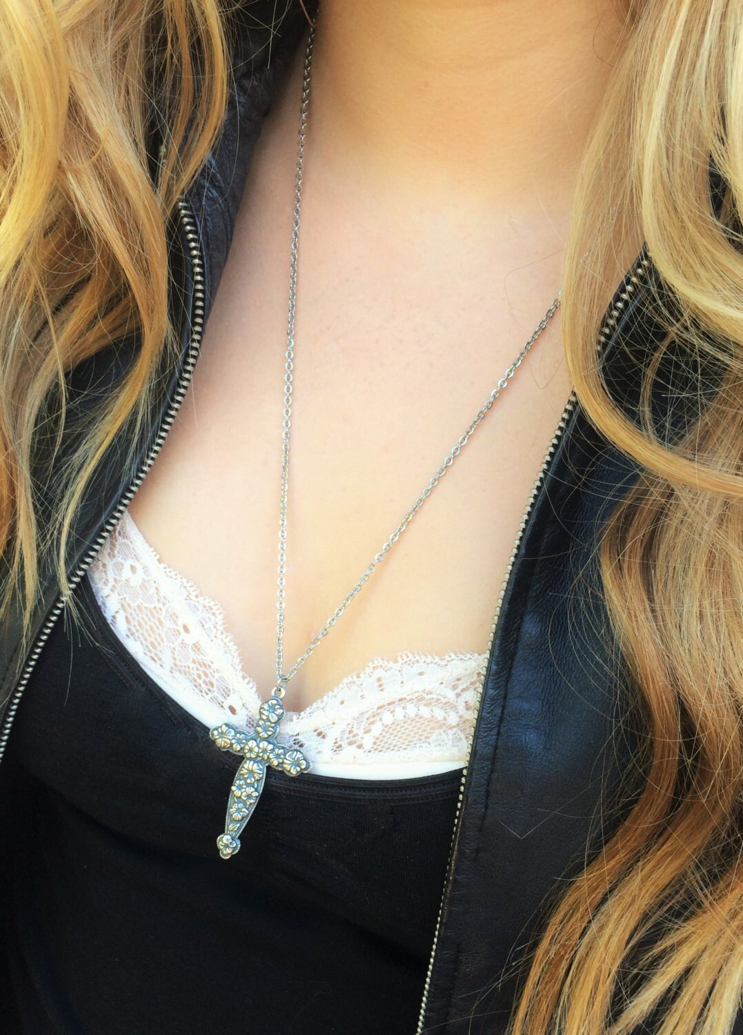 Silber Kreuz Halskette-Floral Schmuck, Große Feminine Halskette, Religiöser Detailed, Schön von RevelleRoseJewelry