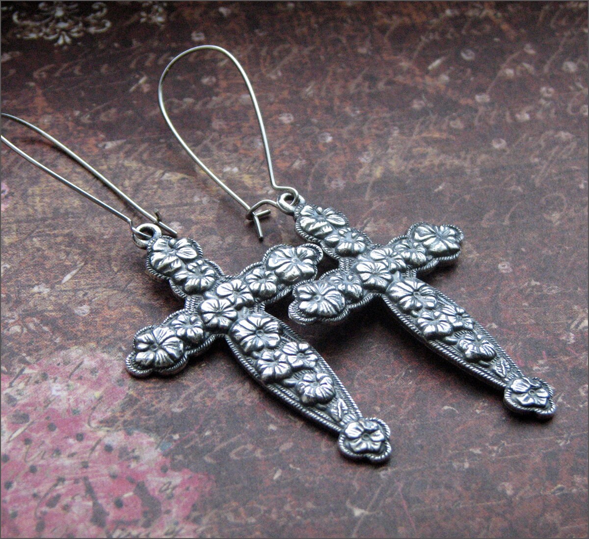 Silber Kreuz Ohrringe, Schmuck, Rosenkranz Stil Kreuz, Floral Kreuz, Glaube Ohrringe von RevelleRoseJewelry