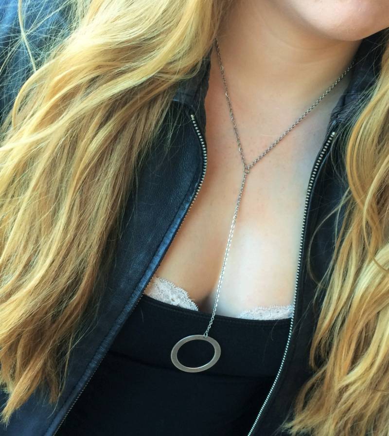 Silber Y-Halskette-Silver Circle Lariat, Kreis Anhänger Halskette, Einfache Halskette Tropfen, Schmuck von RevelleRoseJewelry