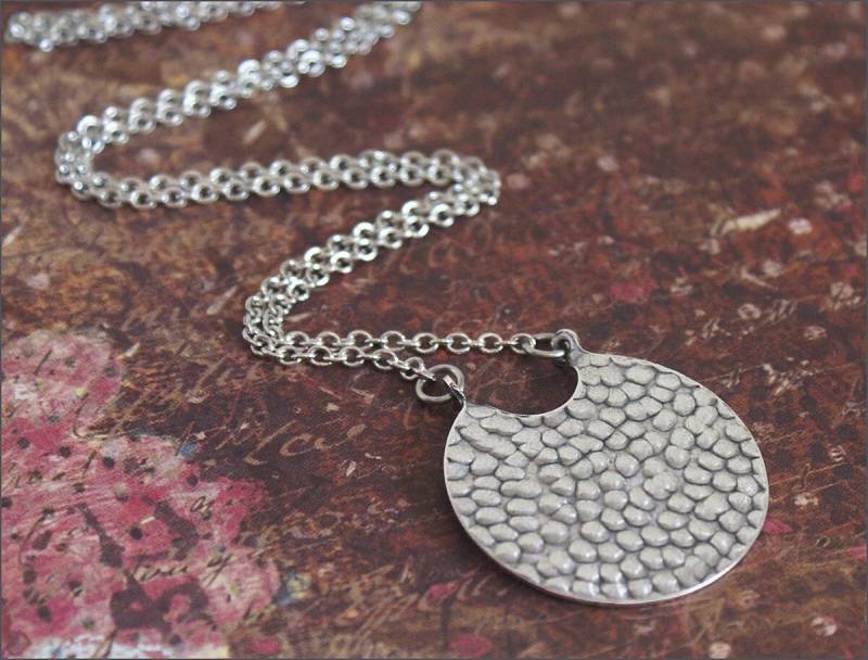 Silbermond-Halskette-Gehämmert Cresent - Anhänger Halbmond Nightfall Durch Revellerosejewelry von RevelleRoseJewelry