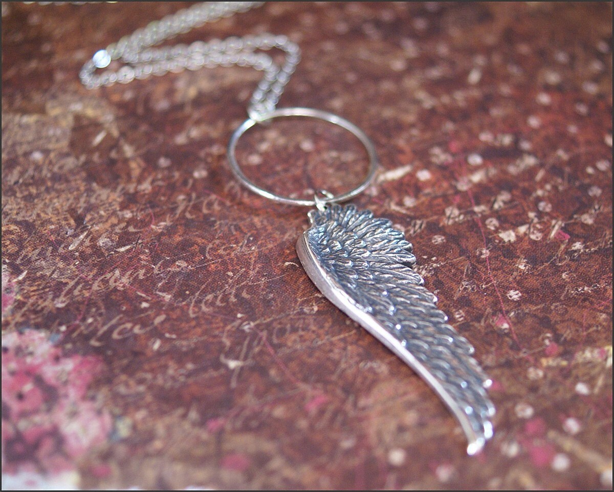Silberne Flügel Halskette Mit Zartem Kreis "Halo' - Detaillierter Engel Anhänger Hübsches Geschenk Von Revellerosejewelry von RevelleRoseJewelry