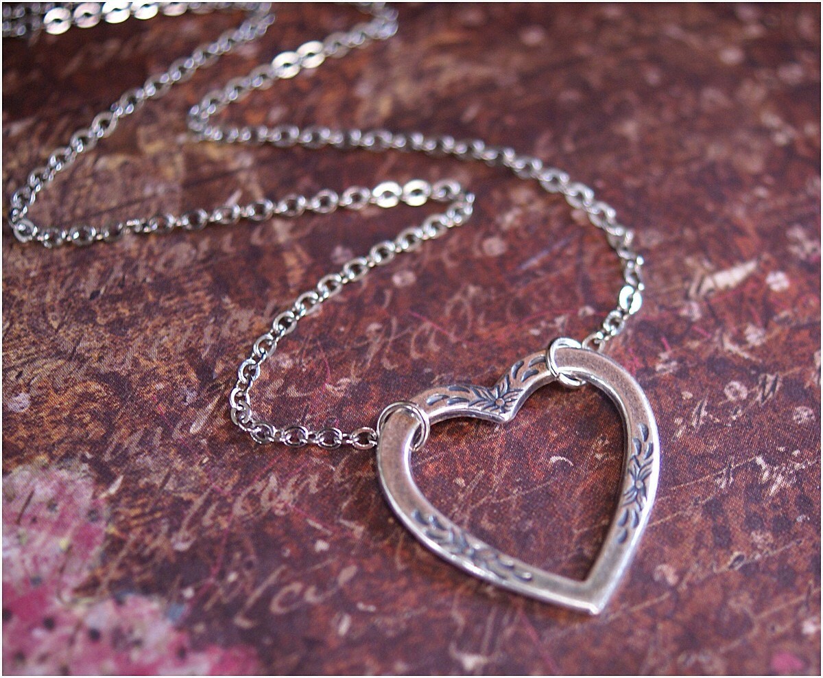 Silberne Herz Halskette -Verschnörkeltes Blümchen Anhänger - Classic Love Frau, Schwester, Mutter, Oma Geschenk "Forever' By Revellerosejewelry von RevelleRoseJewelry