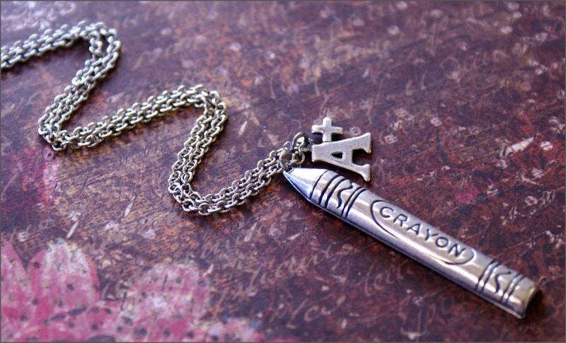 Silberne Lehrer-Halskette -Crayon Anhänger Halskette - Lehrer Schmuck, Süßes Geschenk Für Lehrer, Kindermädchen, Kindertagesstätte von RevelleRoseJewelry