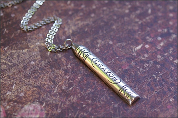 Silberne Lehrer-Halskette -Crayon Anhänger Schmuck - Perfektes Lehrer Geschenk "Schultage' By Revellerosejewelry von RevelleRoseJewelry