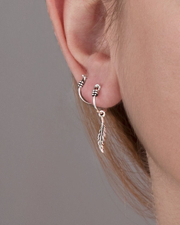 Feder Hoop Ohrringe Silber Charme Huggie Sterling Moderne Schmuck Kleine Zierliche Creolen Geschenk Für Sie - Mhp008 von Revelmy