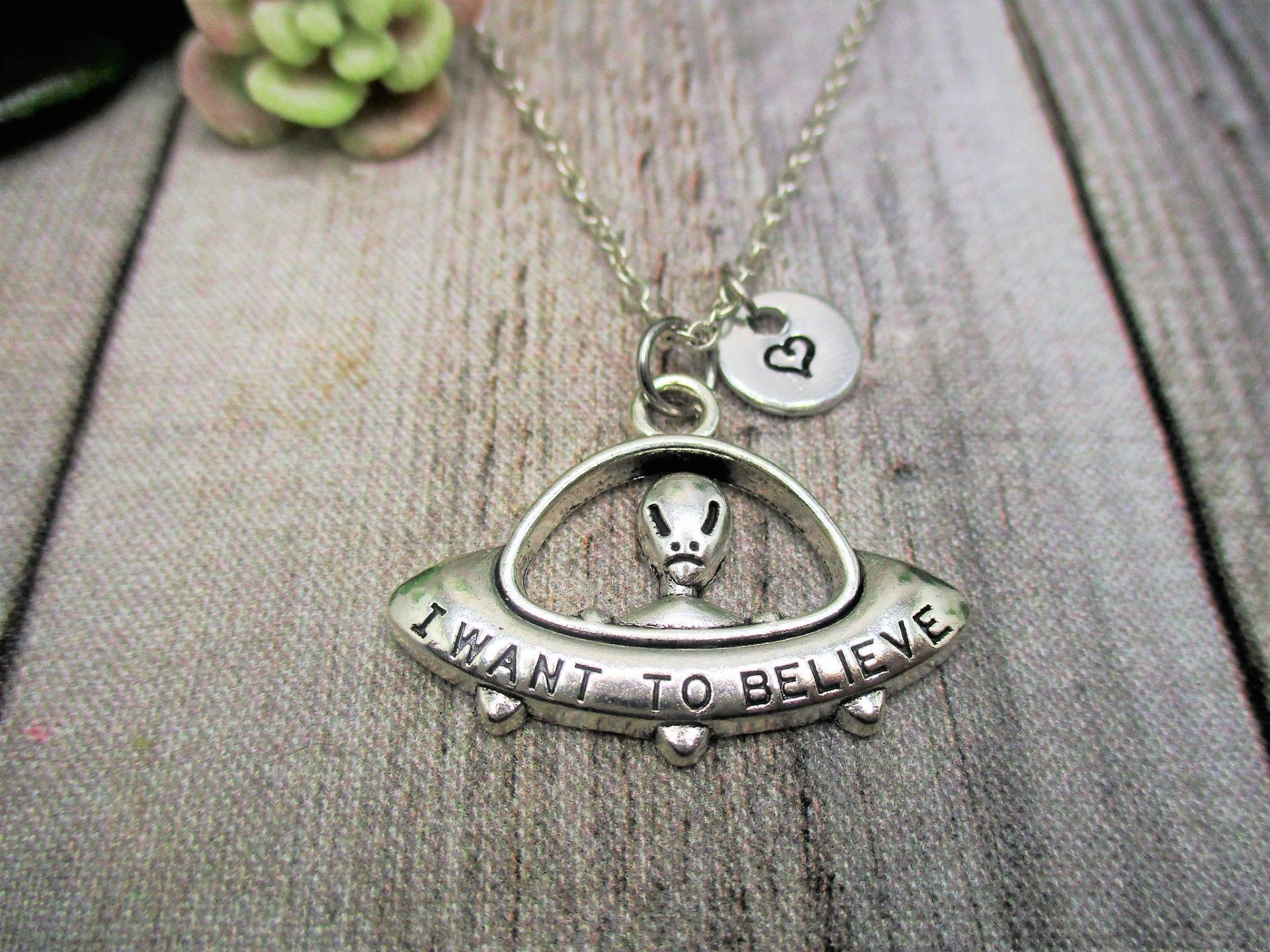 Alien Halskette Ufo Personalisierte Geschenke Buchstaben Initial Für Sie Schmuck Trending I Want To Believe von RevelryJewelry