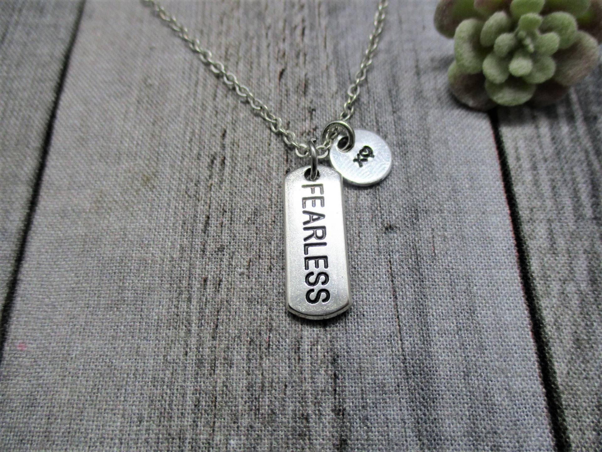 Fearless Halskette Personalisierte Motivation Hand Gestempelt Buchstabe Initiale Furchtlos Schmuck Geschenke Für Sie von RevelryJewelry