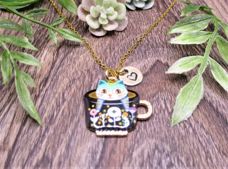 Gold Katze Halskette Personalisierter Handgestempelter Buchstabe Initiale Geschenk Für Sie Haustiere in Tasse in Schmuck von RevelryJewelry