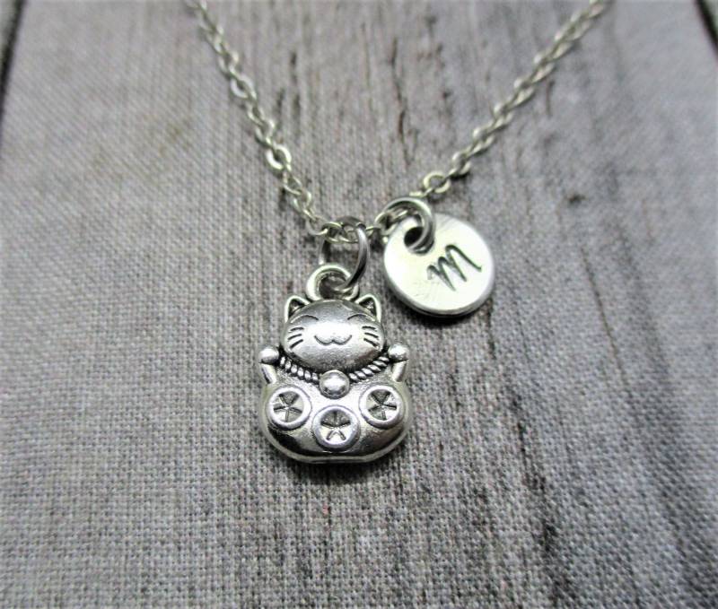 Maneki Neko Halskette Glückskatze Personalisierter Handgestempelter Buchstabe Initiale Geschenke Für Sie Schmuck von RevelryJewelry
