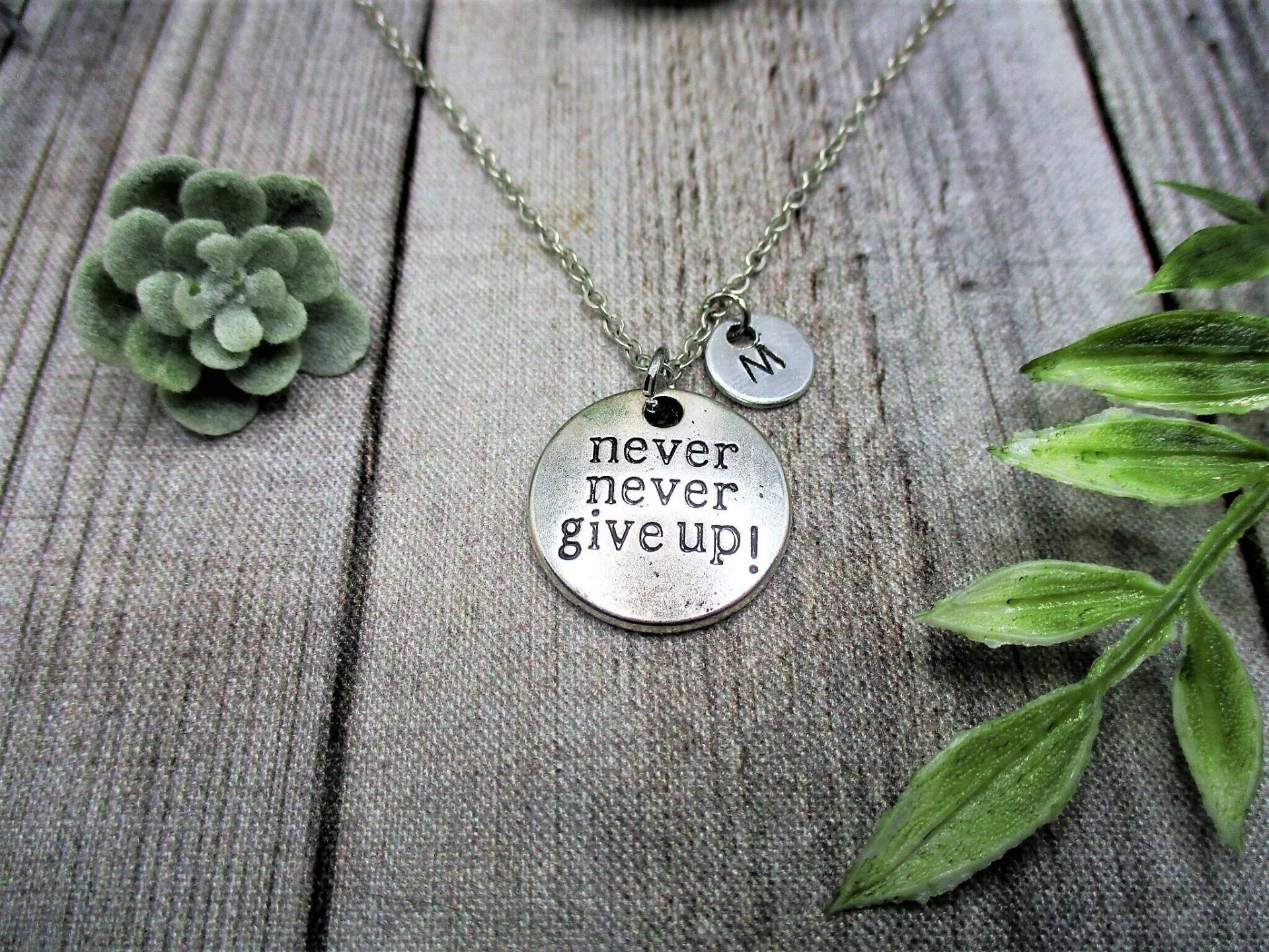 Never Give Up Halskette Handgestempelt Buchstabe Initiale Give Schmuck Geschenke Für Sie von RevelryJewelry