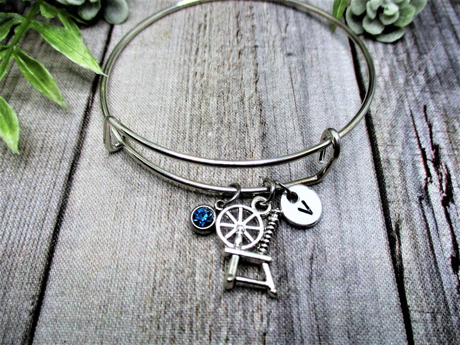 Spinnrad Charm Armband with Geburtsstein Initial Armreif Garn Schmuck Geschenk Für Sie Geburtstag Liebhaber von RevelryJewelry