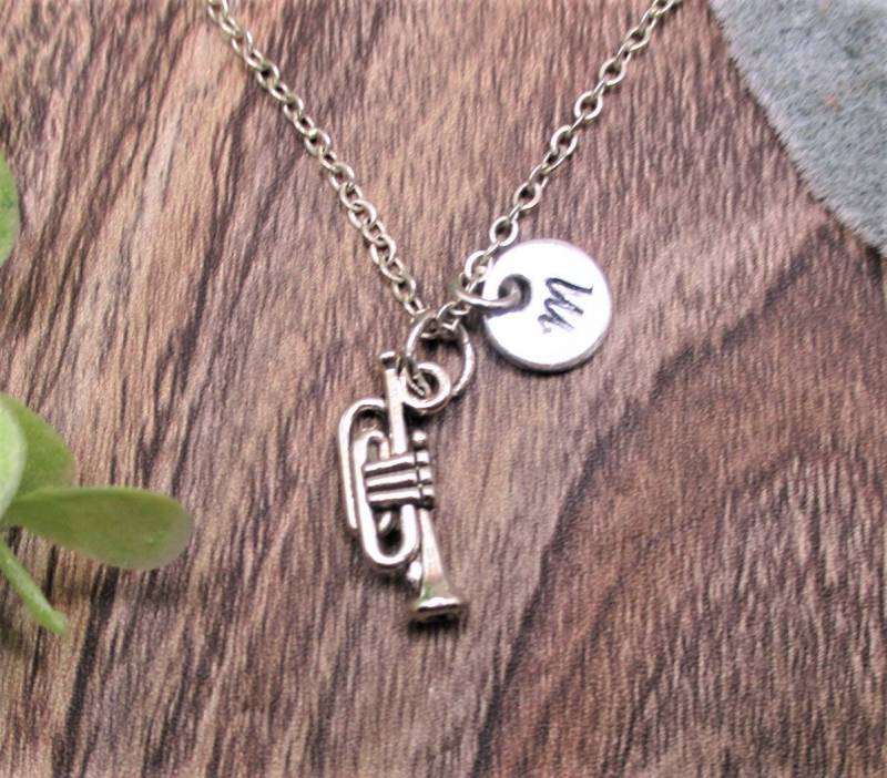 Trompete Halskette Personalisierte Charm Buchstabe Initiale Trompetenschmuck Musiker Geschenke Für Sie von RevelryJewelry