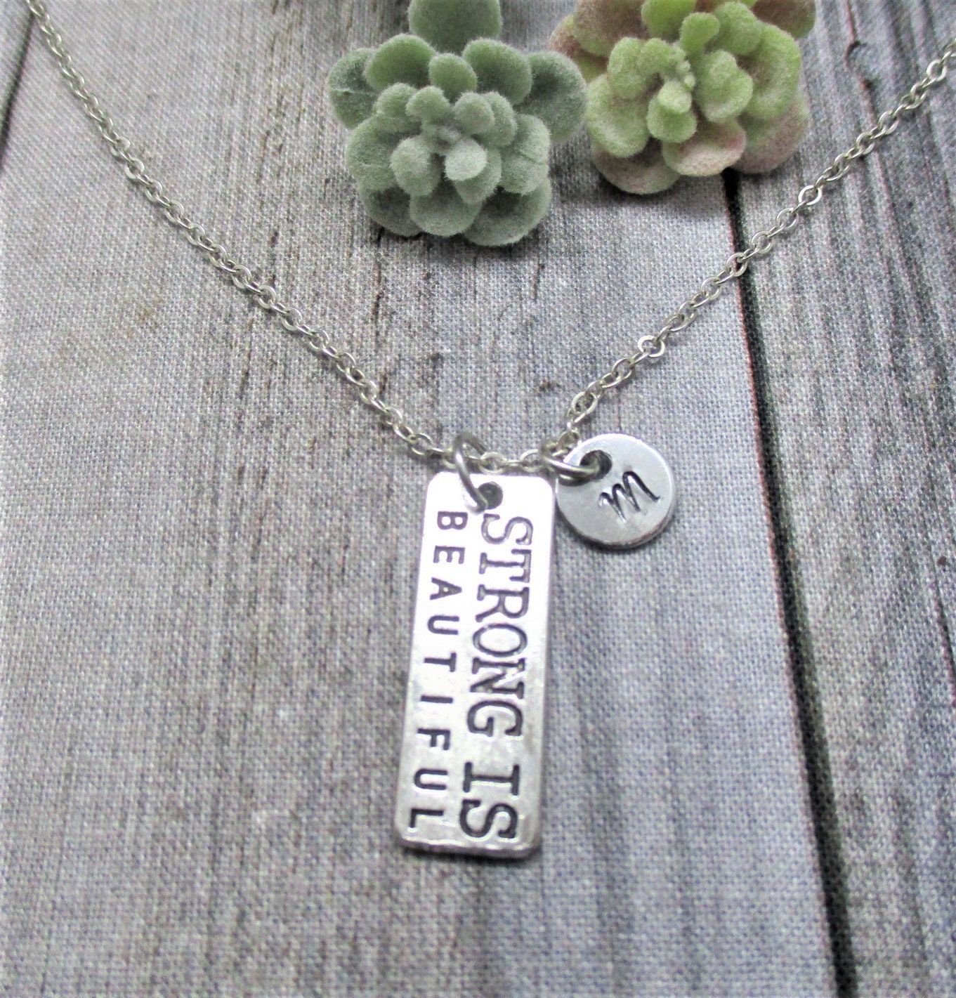 strong Is Beautiful Halskette Personalisierte Motivationskette Buchstabe Initial Geschenke Für Sie/Ihn von RevelryJewelry