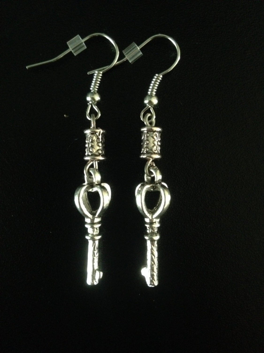 Krone Schlüssel 55mm Ohrringe - Silber Mit Geätzten Fass Oder Floralen Akzent von RevenantEmporium