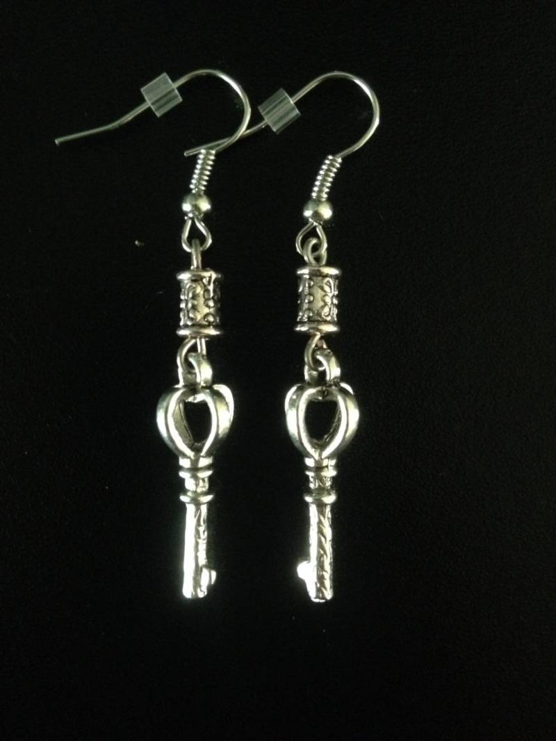 Krone Schlüssel 55mm Ohrringe - Silber Mit Geätzten Fass Oder Floralen Akzent von RevenantEmporium