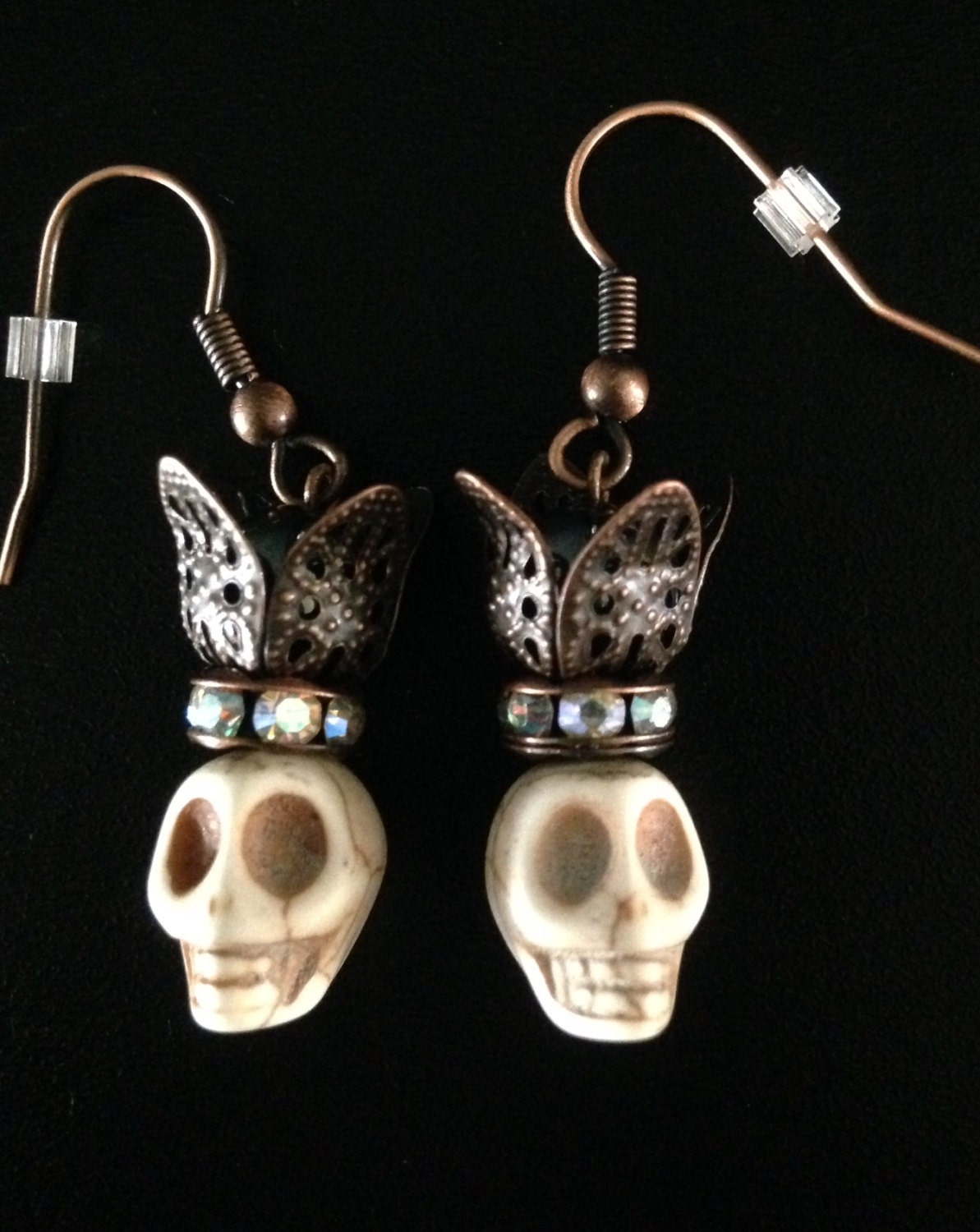 Krone Totenkopf Howlith 45mm Ohrringe - Totenkopf, Hämatit Perle, Ab Kristall Rondelle von RevenantEmporium