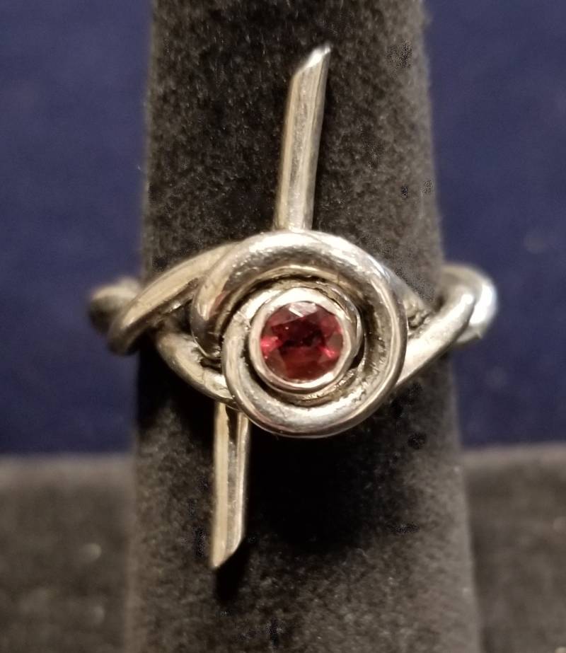 Barb Wire Ring Aus Sterlingsilber Mit Echtem Rubin Barb Wire Ring Aus Sterlingsilber Mit Echtem Rubin von ReverenceAccessories