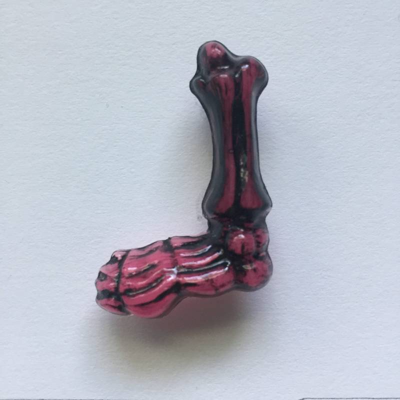 Kick It Handgemachte Skelett Fußnadel | Pink von ReverendRottenclown