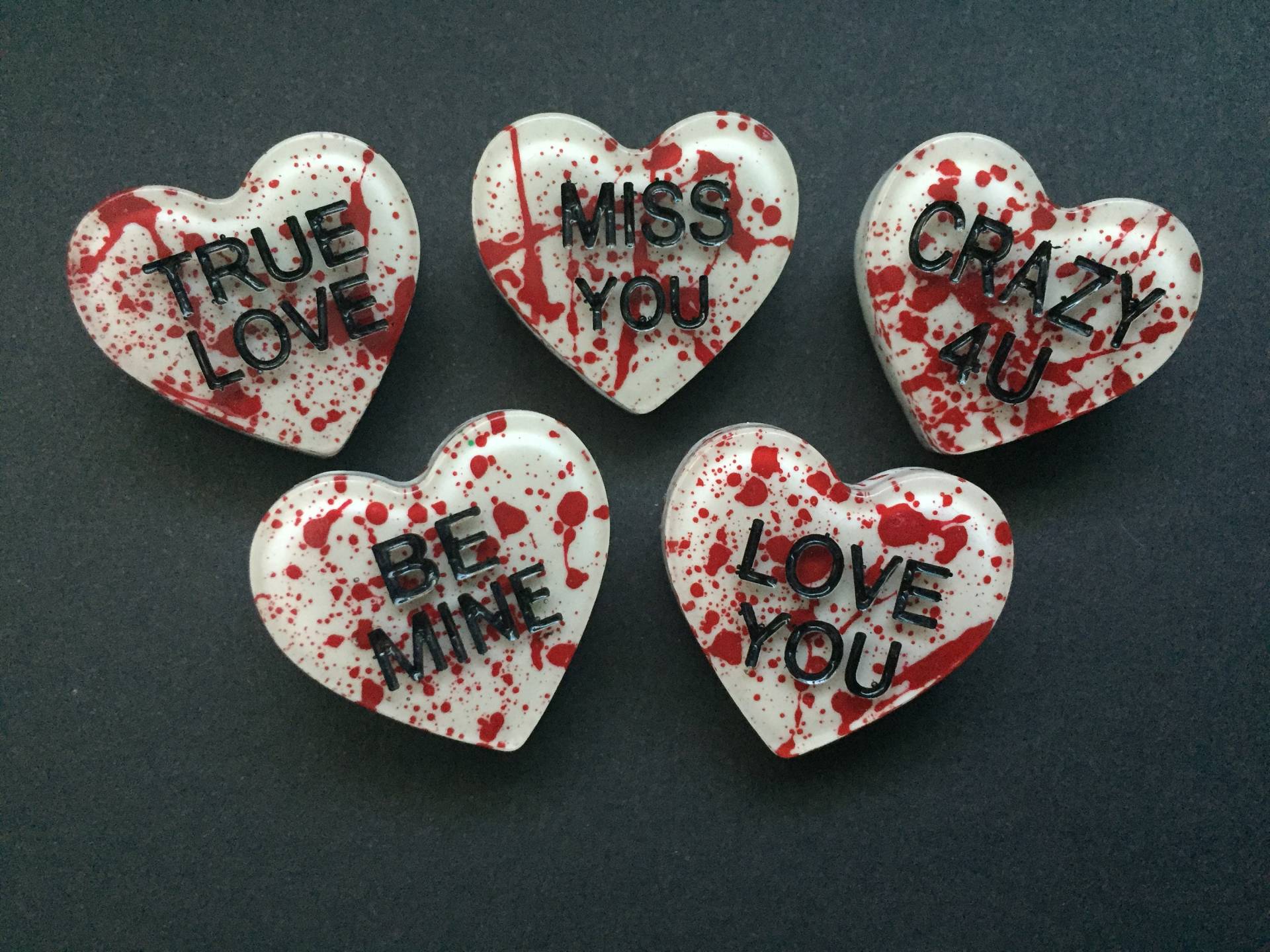 Mad Love Handgemachte Blutspritzer Konversation Herz Pin Mad Love Handgemachte Blutspritzer Konversation Herz Pin von ReverendRottenclown