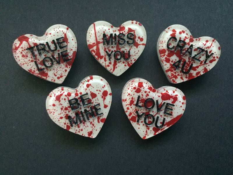 Mad Love Handgemachte Blutspritzer Konversation Herz Pin Mad Love Handgemachte Blutspritzer Konversation Herz Pin von ReverendRottenclown