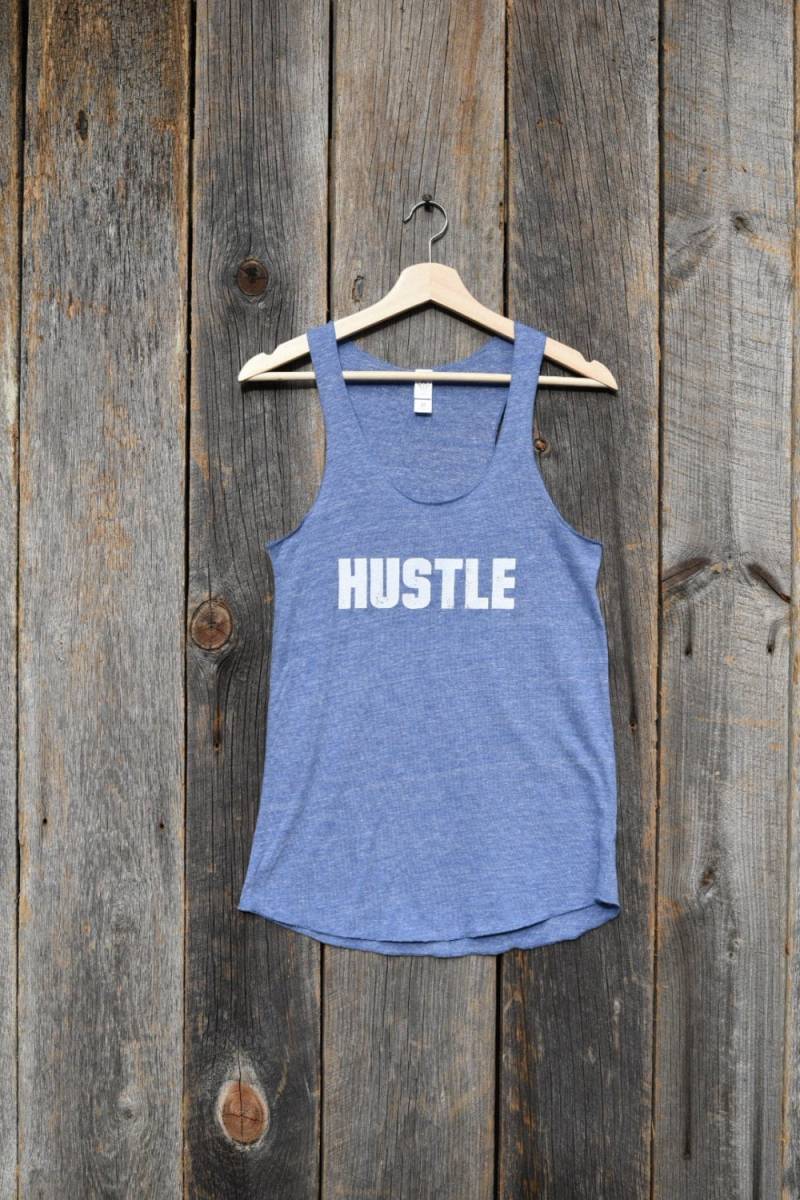 Hustle | Frauen Workout Tank von ReveryRoad