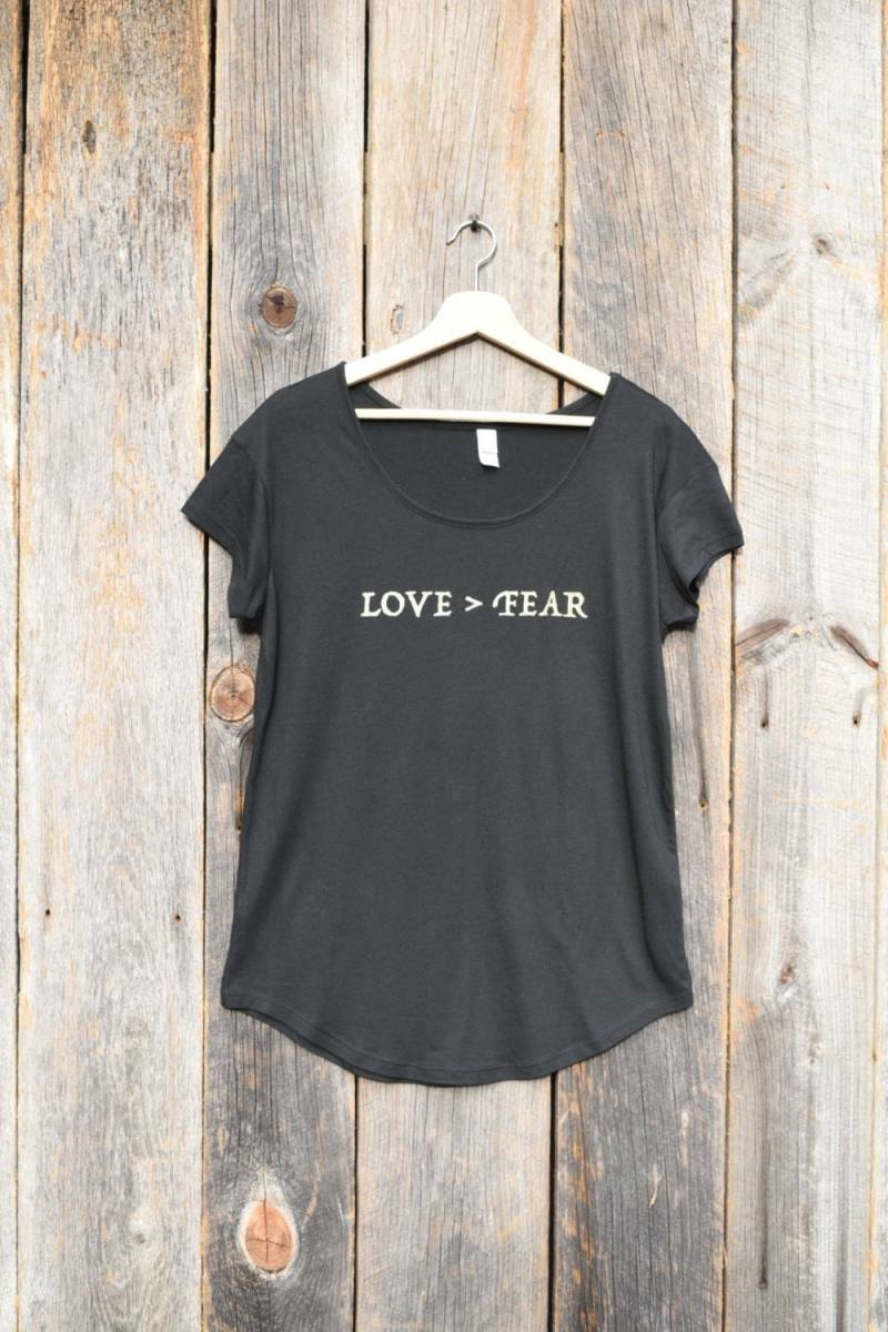Liebe > Angst | Flowy Damen T-Shirt von ReveryRoad