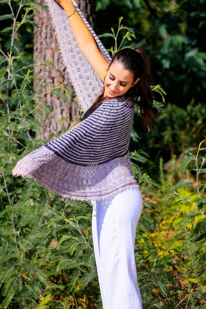 Halbmondschal Aus Reiner Tussah-Seide - Anthrazit Grau Perfektes Geschenk Handarbeit Handgestrickt Stricken Streifen 100% Seide von RevesPastel