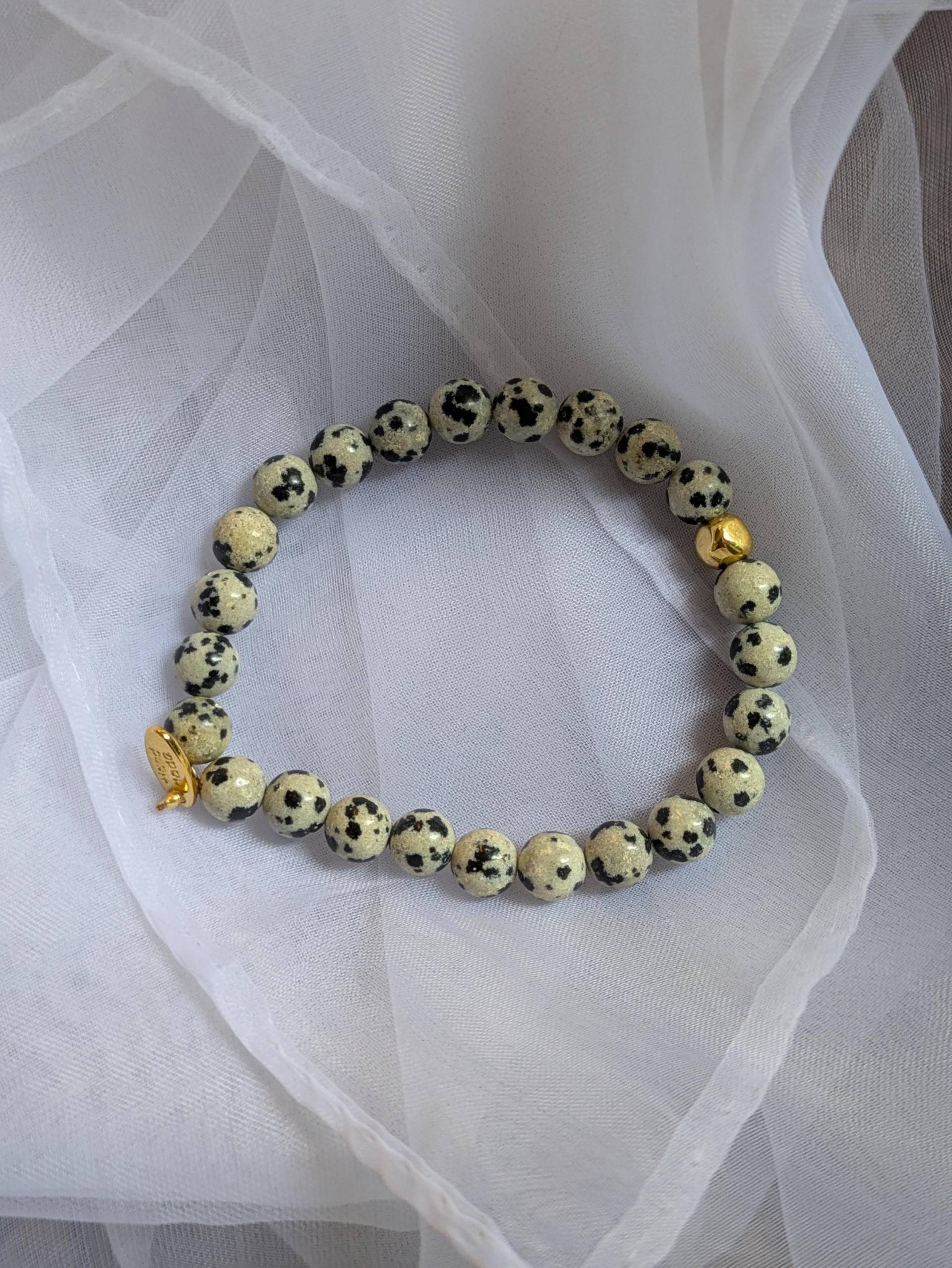 Armband "Dalmatiner' Natursteinperlen Mit Goldenen Details Armband "Dalmatiner' Natursteinperlen Mit Goldenen Details von RevierSchmuck