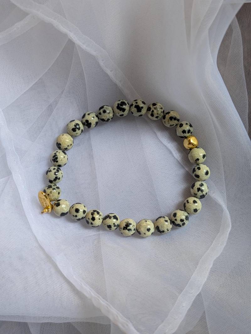 Armband "Dalmatiner' Natursteinperlen Mit Goldenen Details Armband "Dalmatiner' Natursteinperlen Mit Goldenen Details von RevierSchmuck