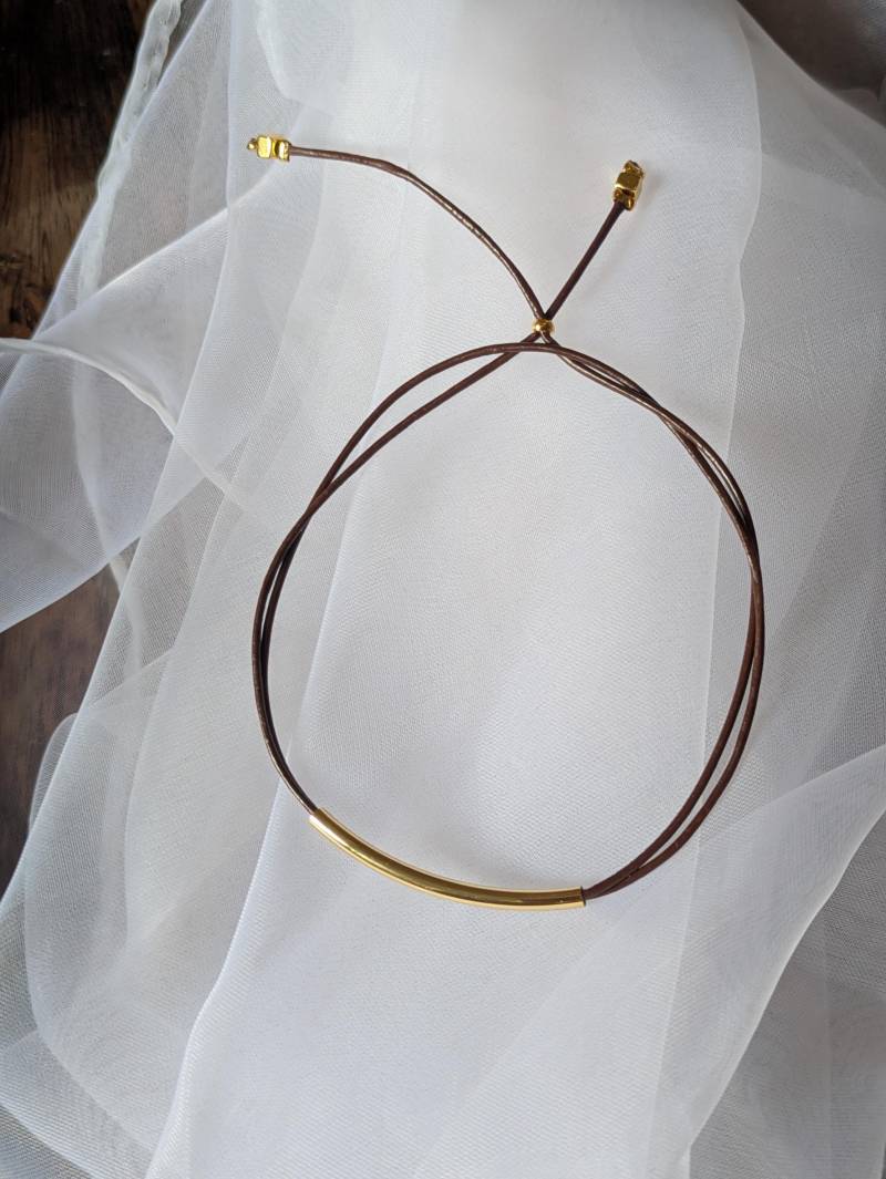 Lederarmband Mit Goldenem Element -Länge Varibel Lederarmband Mit Goldenem Element -Länge Varibel von RevierSchmuck