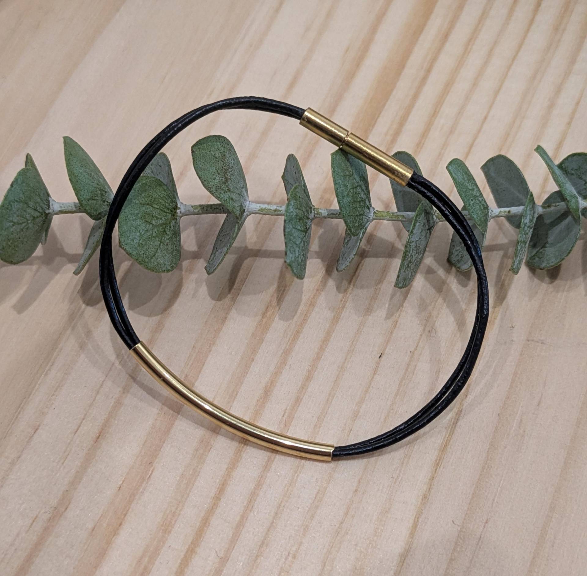 Lederarmreif Mit Goldenem Element -Länge 16cm Lederarmreif Mit Goldenem Element -Länge 16cm von RevierSchmuck
