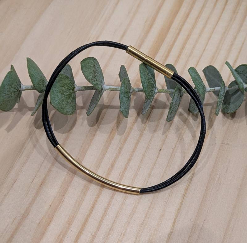 Lederarmreif Mit Goldenem Element -Länge 16cm Lederarmreif Mit Goldenem Element -Länge 16cm von RevierSchmuck